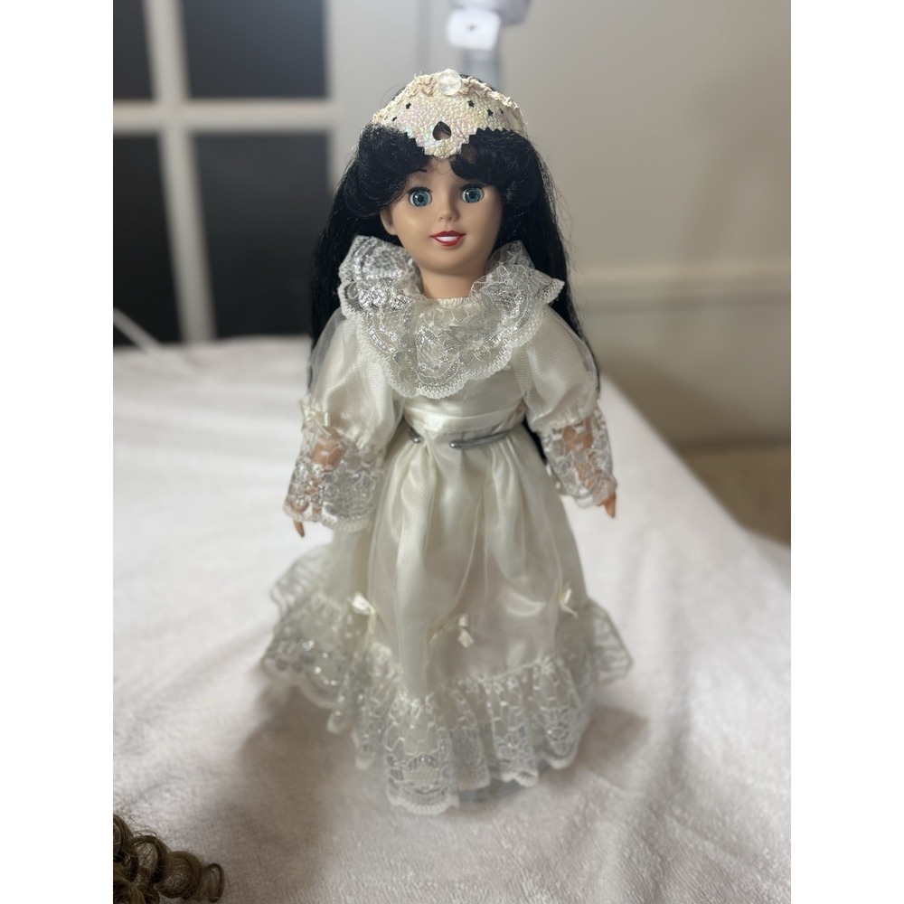 14" 1990‎ Vntg Natl Film Corp. Hard Plastic Doll Tiara Lacey White Dress